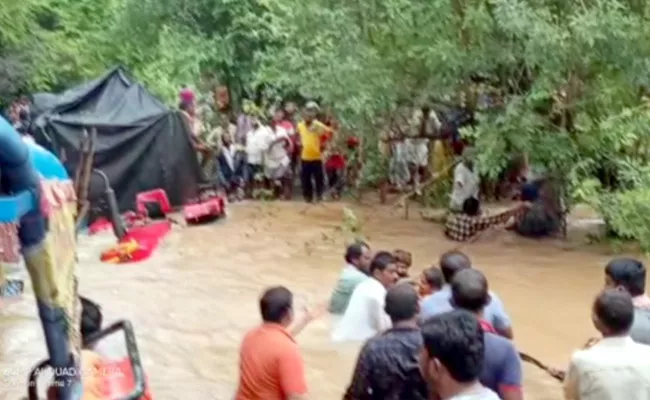 Ysr District: Devotees Stuck Near Mydukur Due To Heavy Rains - Sakshi