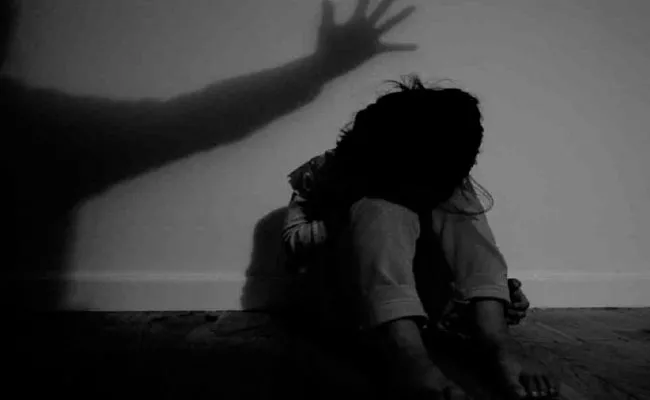 Man Molested On Young Girl In karnataka - Sakshi