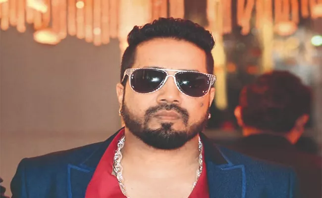 Mika Singh Car Breaks Down Mumbai Rains Hundreds Come To His Aid - Sakshi