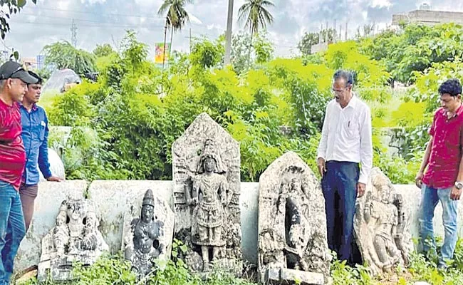 Rare Sculpture From The Kakatiya Period Were Crumbling - Sakshi