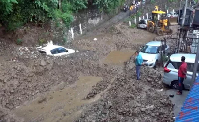 Vehicles Submerge In Sinkhole As Heavy Rain Leads To Waterlogging In Himachal Pradesh - Sakshi