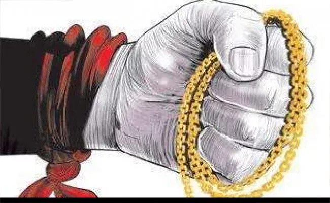 Man Steals Gold From Old Lady In Karnataka - Sakshi