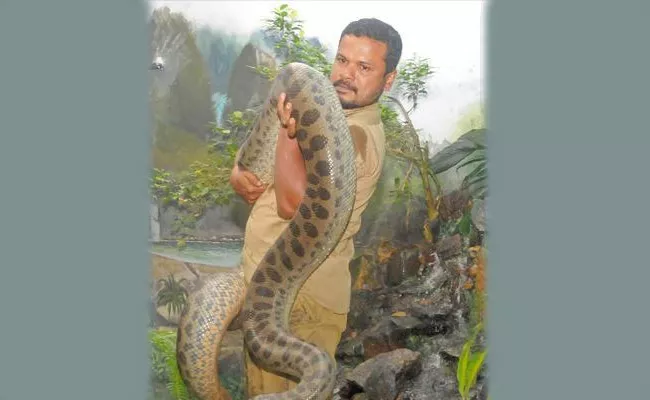   Reptile  Keeper Deceased of King Cobra Bite In Thiruvananthapuram zoo - Sakshi