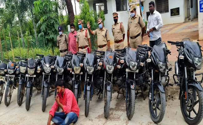 Man Steals 12 Bykes In Karimnagar - Sakshi