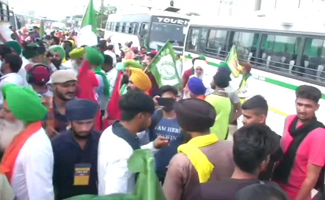 High Security at Jantar Mantar Singhu Border Ahead of Farmers March to Delhi - Sakshi