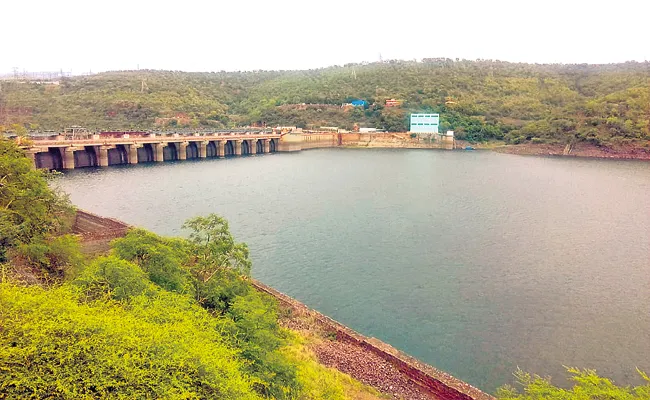 Rising flood in Godavari - Sakshi