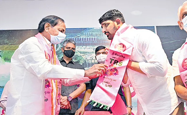 Padi Koushik Reddy Joins in TRS Party in Presence Of CM KCR - Sakshi