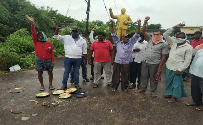 Protest against Etela Rajender In Karimnagar - Sakshi