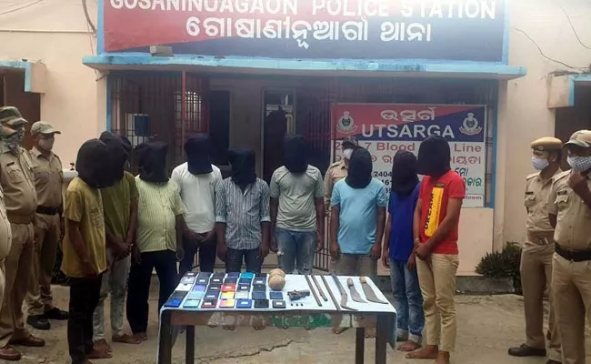 Odisha: Berhampur Police Busted Looters Gang While Patroling - Sakshi