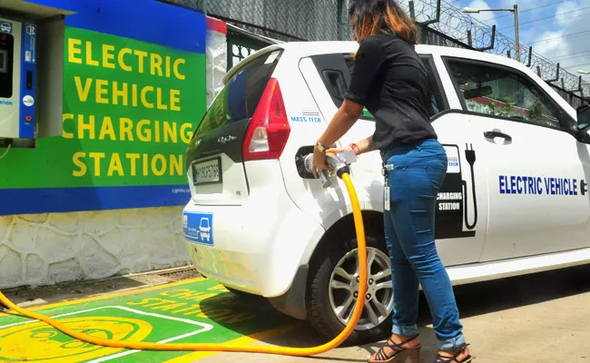 Soon Hyderabad Will Get 50 EV Charging Stations Established By Central Govt - Sakshi