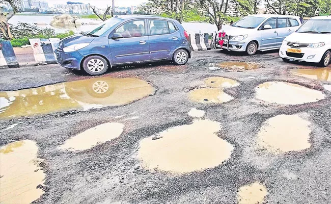 GHMC fails To Solve The Problem Of Potholes On Roads In Hyderabad - Sakshi