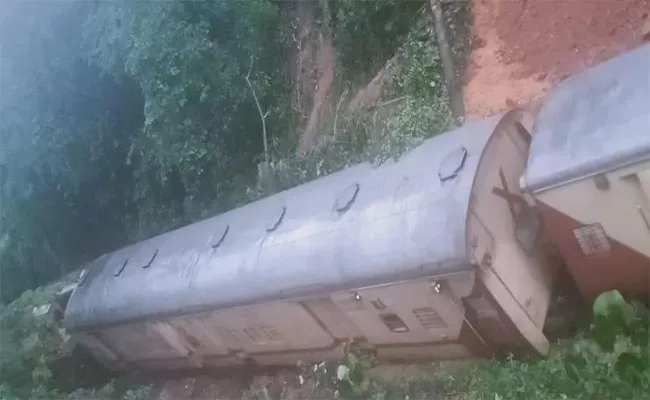 Mumbai Special Train Derails Near Dudhsagar Following Landslide In Goa - Sakshi