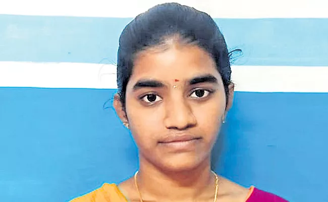 Farmesr Daughter Scored 991 Marks In Inter Exams MPC At YSR Kadapa - Sakshi