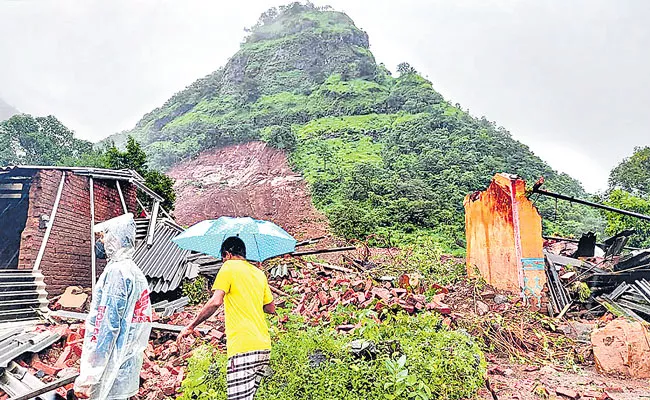 Heavy rains cause floods in parts of Maharashtra - Sakshi