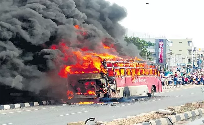 Hanmakonda To Uppal Going Super Luxury Bus Caught Fire Burned Completely - Sakshi