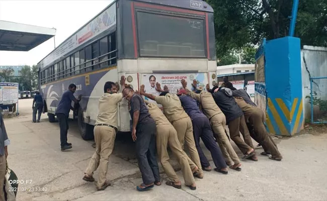 RTC Bus Stuck On Road, Employees And Mechanics Pushed Into The Depot - Sakshi