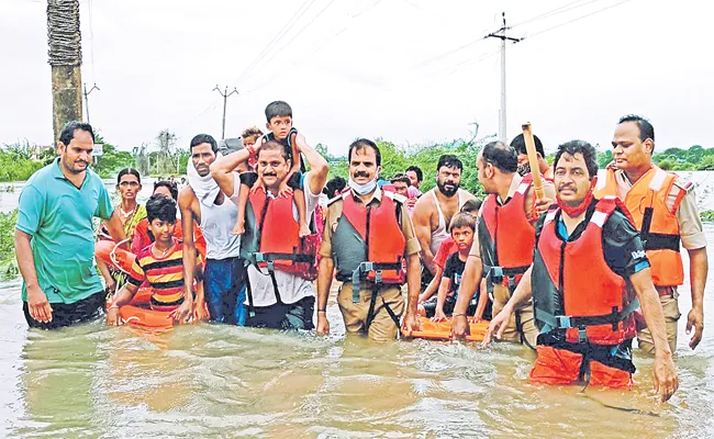 Heavy Rain Affect : Pond Lake Overflowing In Telangana - Sakshi