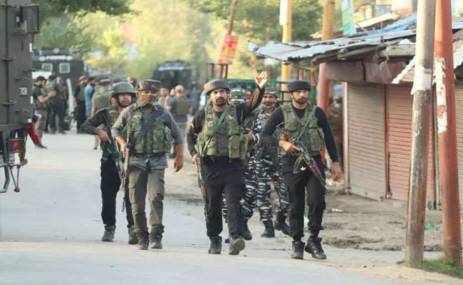 2 Terrorists Gunned Down By Encounter In Jammu Kashmir - Sakshi