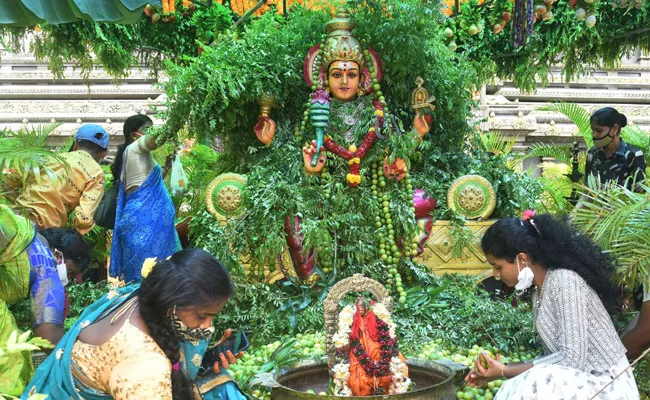 Shakambaridevi Festivities Ended With Poornahuti On Indrakeeladri - Sakshi