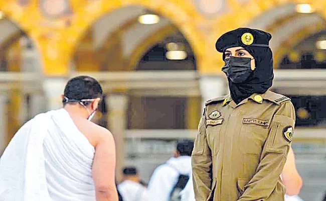 Saudi women stand guard in Mecca during haj - Sakshi