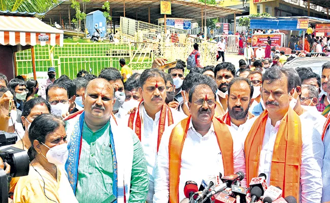 Somu Veerraju Comments On temples demolished during the Pushkaralu - Sakshi