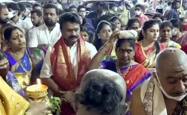 Bonalu Festival 2021: Talasani Srinivas Yadav Offers Bangaru Bonam - Sakshi