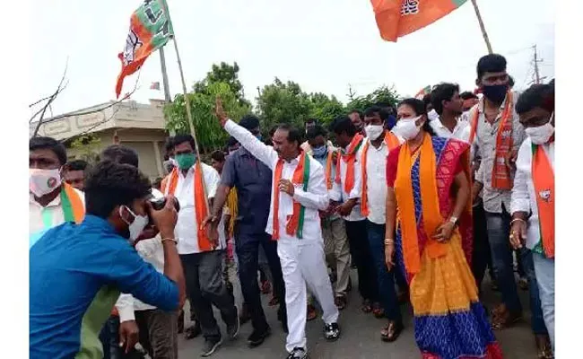 Etela Rajender Padayatra: Comments On CM KCR In Karimnagar - Sakshi