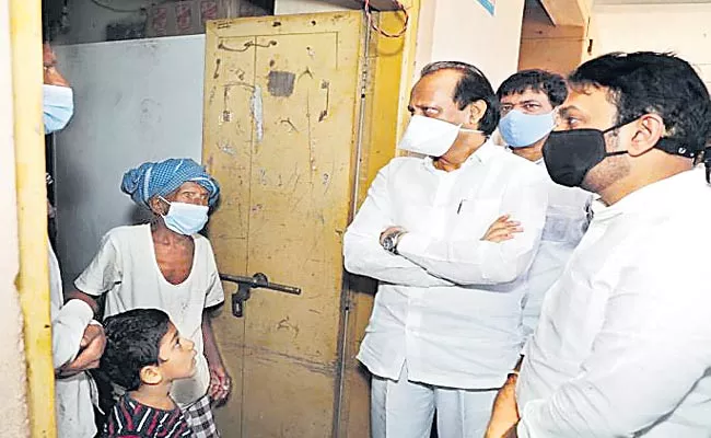 Mumbai Chief Minister Visits Flood Affected Areas Guaranteed Provide Assistance - Sakshi