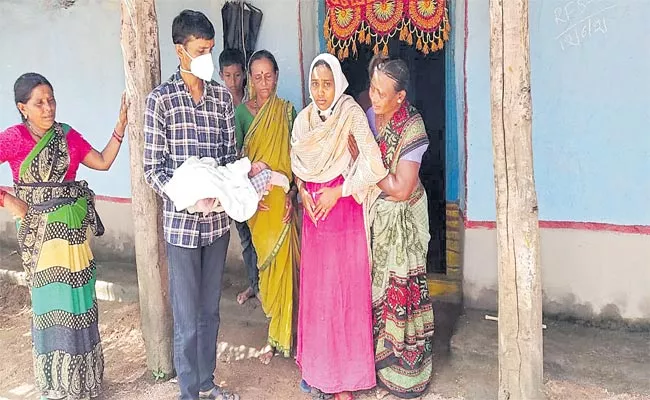 Pregnant Women Difficult To Go Hospital Due To Heavy Rain - Sakshi