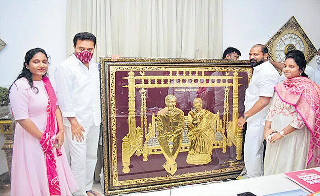 Srinivas Goud Gives CM KCR Couple Panchaloha Photo Frame To KTR - Sakshi