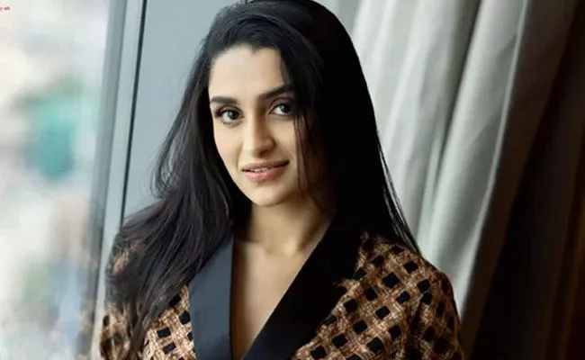 Legendary Actor Rajkumar Granddaughter Dhanya Ramkumar Debut In Kollywood - Sakshi