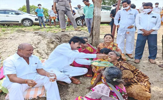 Telangana MLA Shankar Nayak Shows Humanity On Formars In Warangal - Sakshi