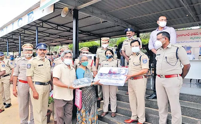 Cyberabad Police Have Innovative Program To Hand Over Stolen Property To Victims - Sakshi