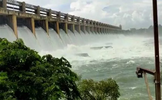 Krishna River Heavy Water Flow 3. 98 Lakh Cusecs Inflow - Sakshi