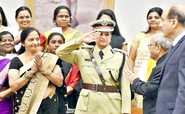 Haryana IPS Officer Seeks Voluntary Retirement Wants to Devote Herself to Service of Sri Krishna - Sakshi