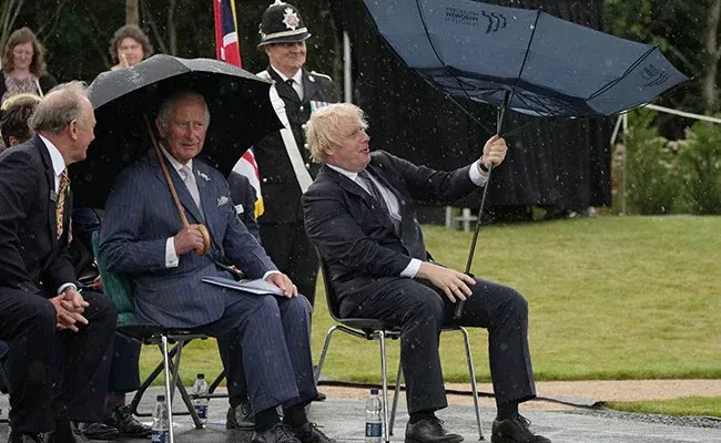 Boris Johnson Struggle With Umbrella At Memorial Service - Sakshi