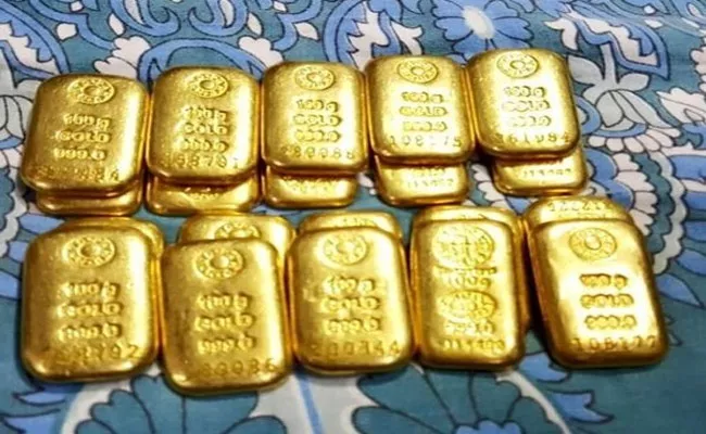 Gold Biscuits Fraud In Adilabad - Sakshi