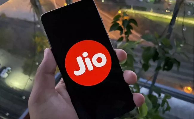 Jio Launches Emergency Data Loan Pack For Prepaid Users - Sakshi