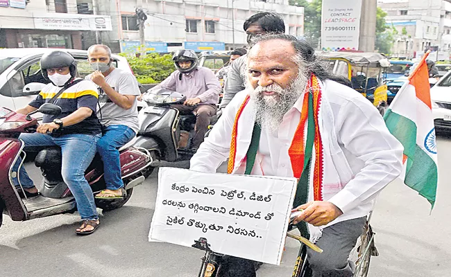 Congress Mla Jagga Reddy Cycles To Protest Petrol Price Hike - Sakshi