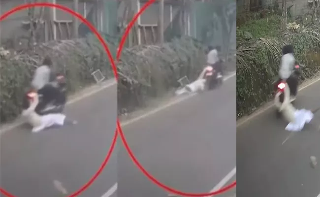 Viral Bikers Snatchers Mobile Phone Drag Migrant Worker On Kerala Road - Sakshi