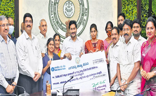 CM YS Jaganmohan Reddy Jagananna Vidya Deevena Second installment funds - Sakshi