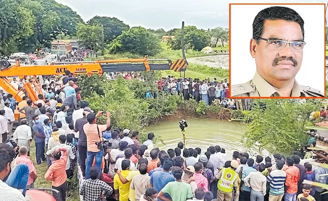 Car Crashed Into The Well In Karimnagar District - Sakshi