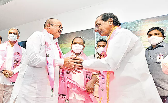 KCR Welcomes Peddi Reddy Into TRS Vows Implement Dalita Bandhu - Sakshi