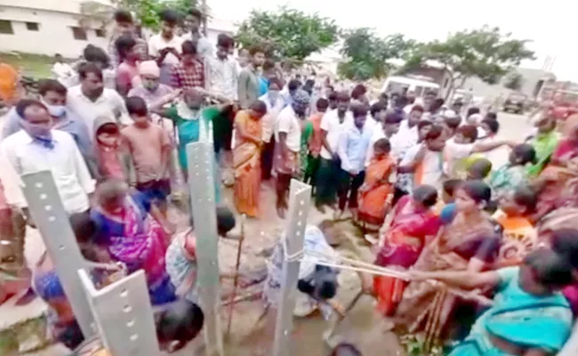 Thakkallapalli Villagers Are Demolishing 33 KV Power Towers In Rangareddy - Sakshi