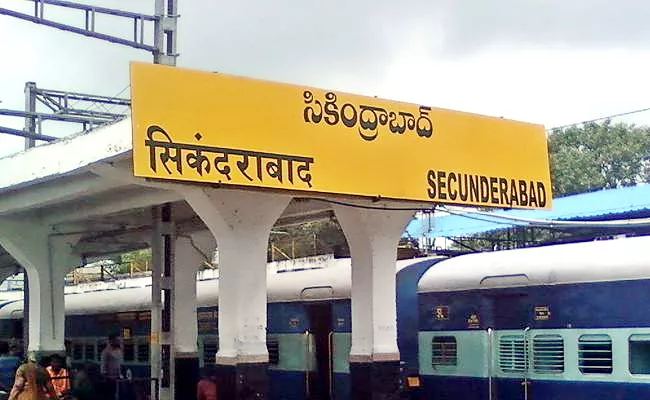 Woman passenger tried to board moving train Daring RPF staff saved - Sakshi