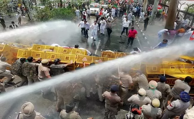 Police Use Water Cannon And Tear Gas To Disperse BJYM Activists In Punjab - Sakshi