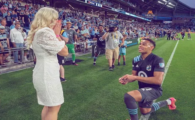 Viral Video: American Football Player Proposes To Girlfriend On Pitch - Sakshi