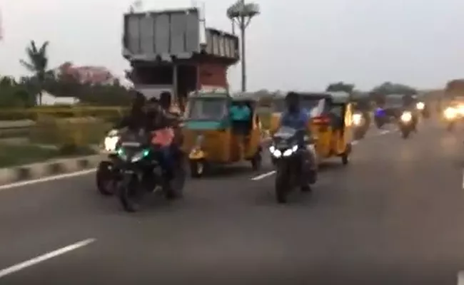 Dangerous Auto Rickshaw Race Seen In Chennai Became Viral - Sakshi