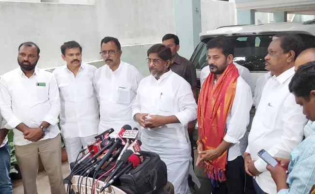 MP Revanth Reddy Meets CLP Leader Mallu Bhatti Vikramarka In Hyderabad - Sakshi