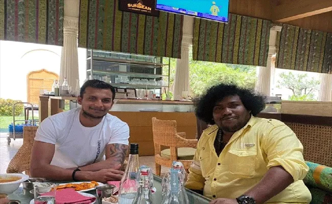 Comedian Yogi Babu Meets His Friend Cricketer Natrarajan - Sakshi